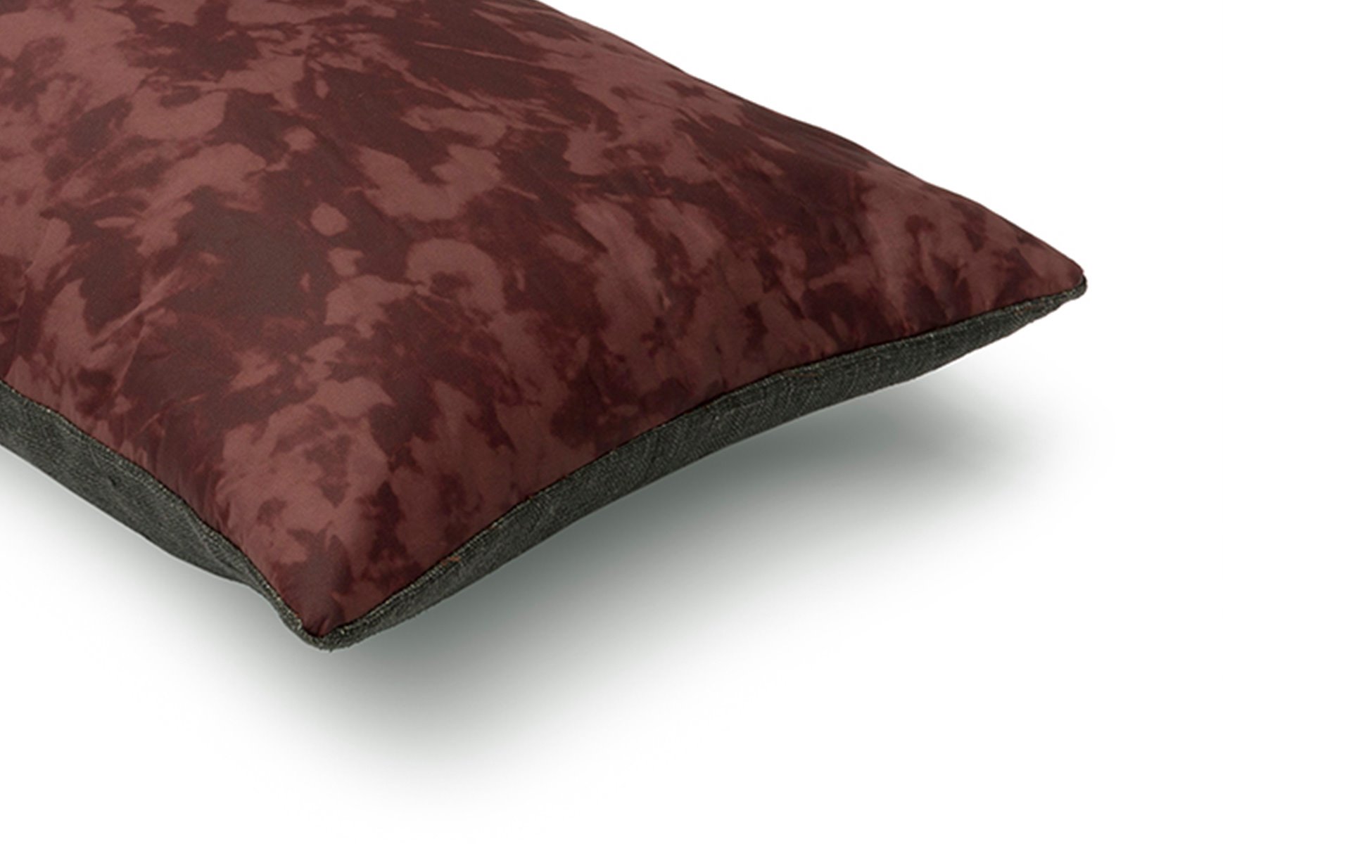 Mrs.Me cushion Foliage Burgundy detail 1920x1200